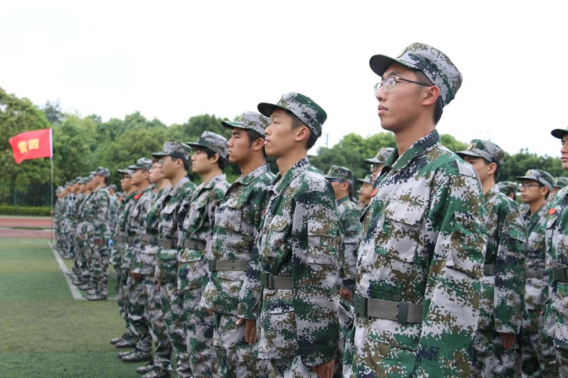 机车车辆学院2022级学生开启军训1.png