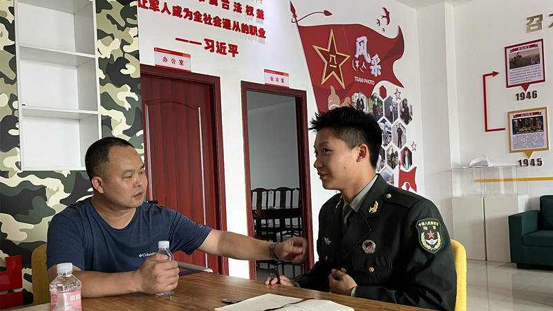 团队退役复学成员向退役村民宣传习近平新时代中国特色社会主义思想 sunbet申慱官网黄紫瑜供图.jpg
