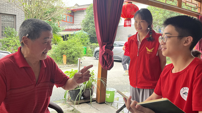 团队成员向村民宣传习近平总书记关于乡村振兴的重要论述 sunbet申慱官网黄超供图.jpg
